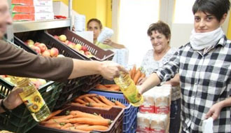 élelmiszer osztás élelem csomag adomány